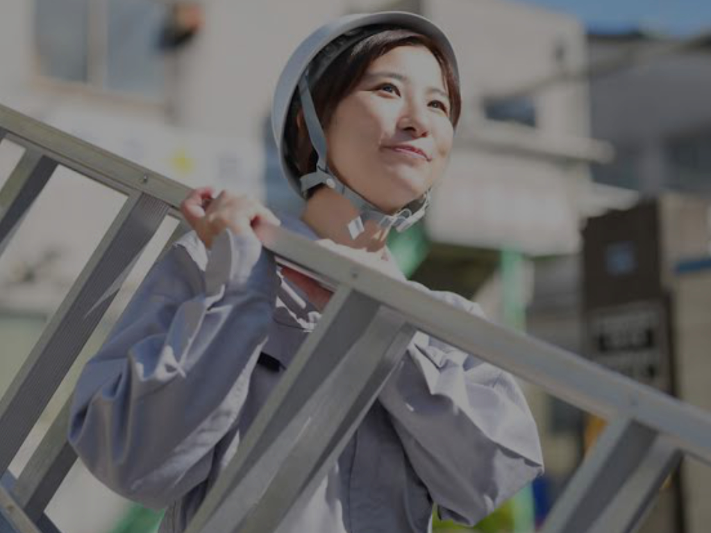 女性スタッフとハシゴ